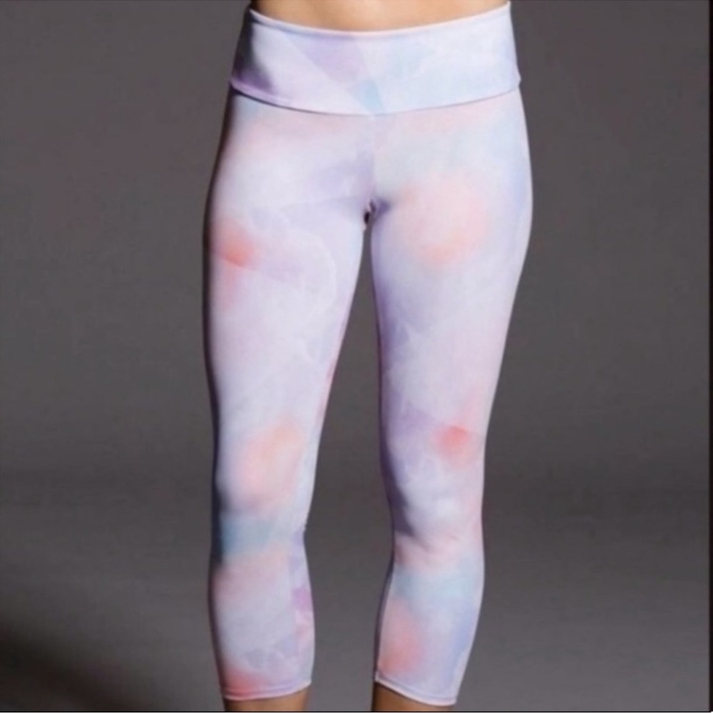 Onzie pastel candy cloud print Cropped Leggings Size extra small